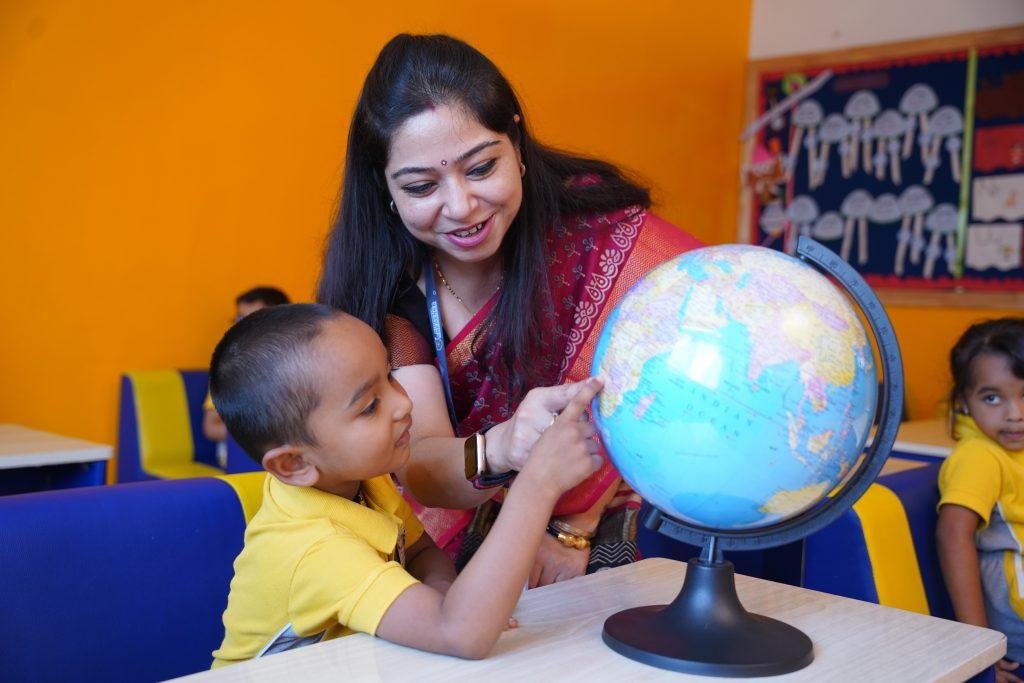 Parent helping Child - Best Preschool and Daycare Centre in Pride World City,Dhanori Pune Parent Suport
